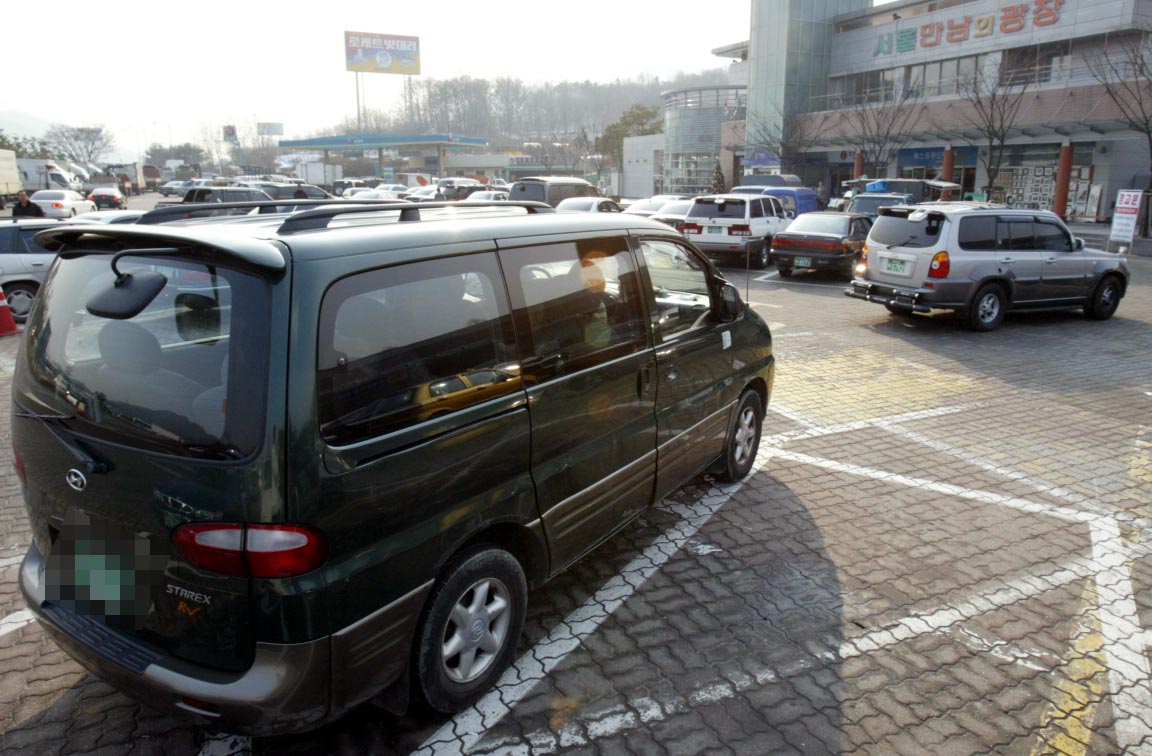 대리운전 기사인 A씨는 지난 2019년 7월 스타렉스 승합차에 대리운전 상호와 연락처가 표기된 스티커를 부착해 광고를 무단으로 설치했다. 자동차에 업소명과 전화번호 등이 적힌 스티커를 무단으로 부착하는 행위도 옥외광고물법의 규제 대상이 될 수 있다는 대법원 판단이 최근 나왔다. 사진은 스타렉스 차량. /연합뉴스