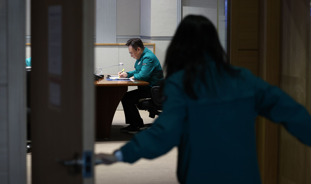 의사 집단은 2000명 증원 방침을 풀고 전공의 복귀를 위해 대화의 장을 열라고 요구하고 있지만 정부는 협상 테이블 마련은커녕 면허 취소라는 강력한 무기와 의사를 이익 카르텔이라고 비판하는 일부 언론 뒤에서 ‘돌아오라’는 동어반복으로 일관하고 있다. 사진은 조규홍 중앙재난안전대책본부 1차장(보건복지부 장관) /연합뉴스