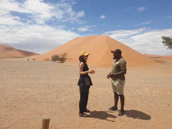 가이드와 일정을 조절하고 있는 인솔자 in 나미비아 소서스블레이 /나소영 여행 스토리텔러 
