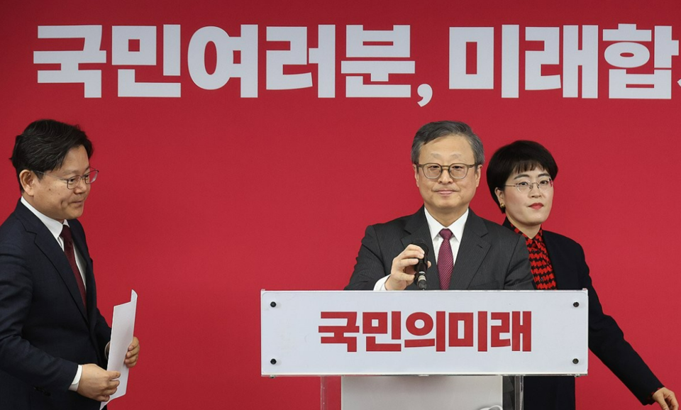 18일 여의도 당사에서 국민의힘 비례대표 위성정당인 국민의미래 유일준 공천관리위원장이 비례대표 후보자 순번을 발표하기 위해 입장하고 있다. /연합뉴스