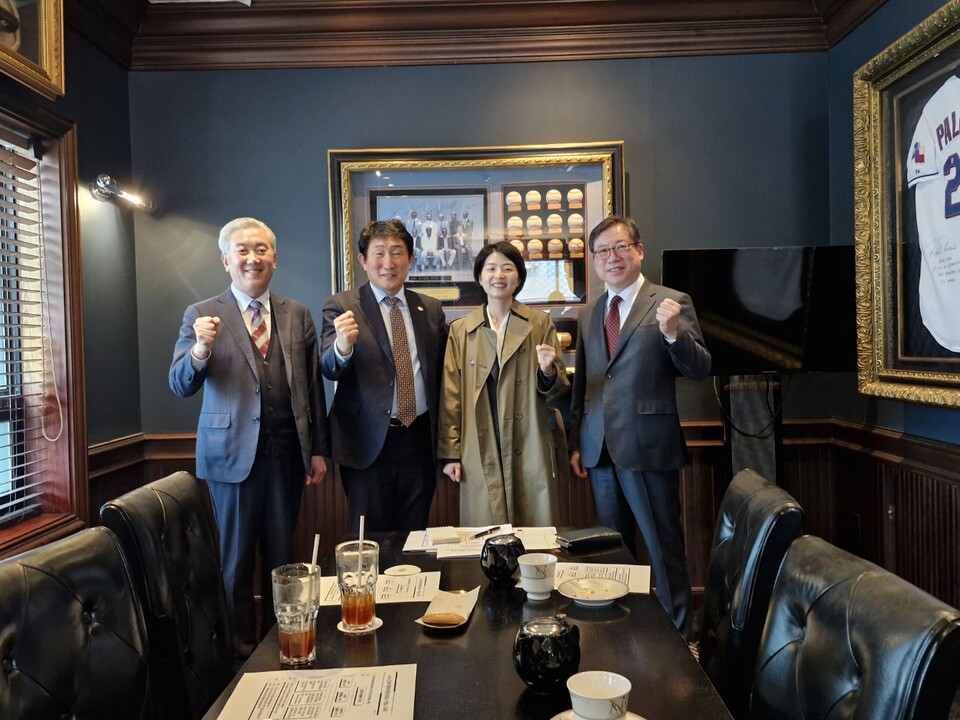 한지아 국민의힘 비대위원과 함께 한 장기 요양 단체장들. 왼쪽부터 임용민 한국재가장기요양기관협회장, 권태엽 한국노인복지중앙회장, 한지아 비대위원, 조남범 한국재가노인복지협회장. /한국노인복지중앙회