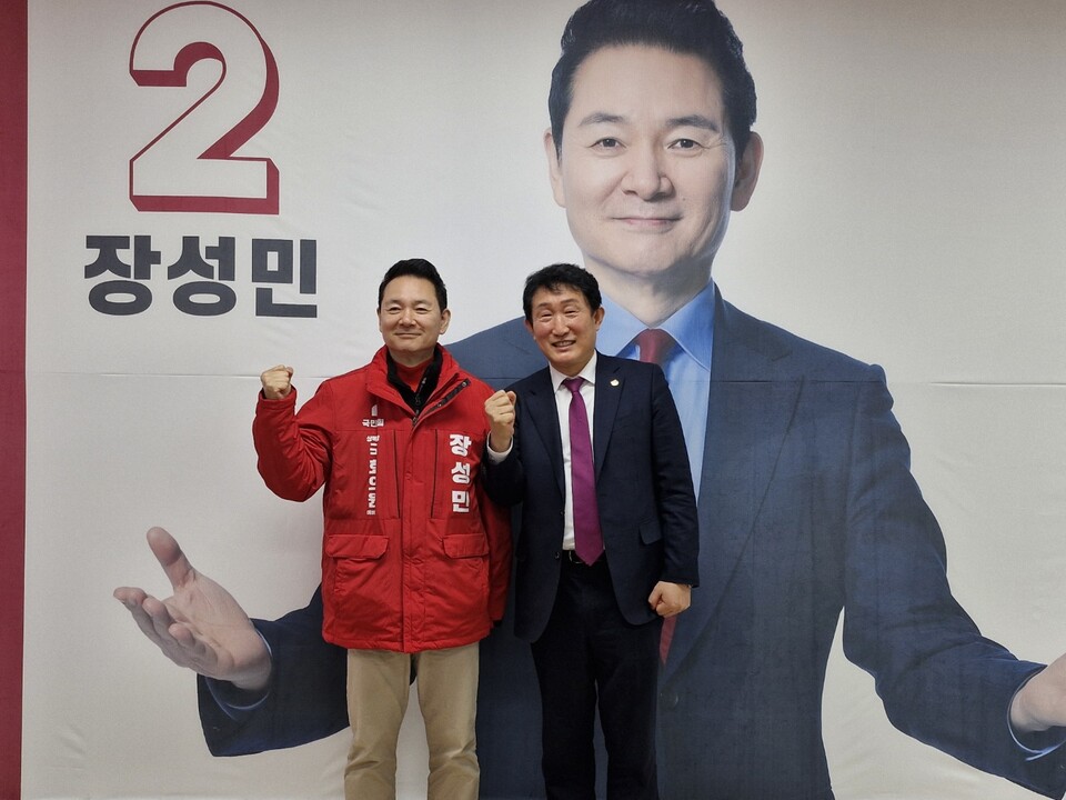 권태엽 회장이 장성민 후보와 함께 포즈를 취하고 있다. /한국노인복지중앙회