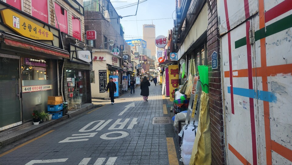 공시생 수 감소로 낮에 돌아다니는 학생이 줄어들었다. /김민 수습기자