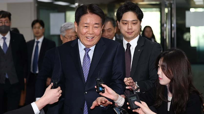 이정희 의사회 의장이 주주총회에 입장하고 있다. /연합뉴스