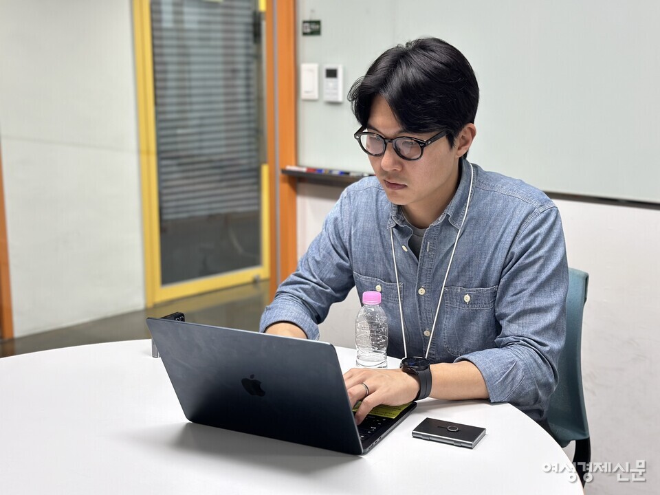 보호자와 요양보호사를 매칭하는 C2C 서비스 '돌봄플러스'를 소개하고 있는 장한솔 대표 /김정수 기자