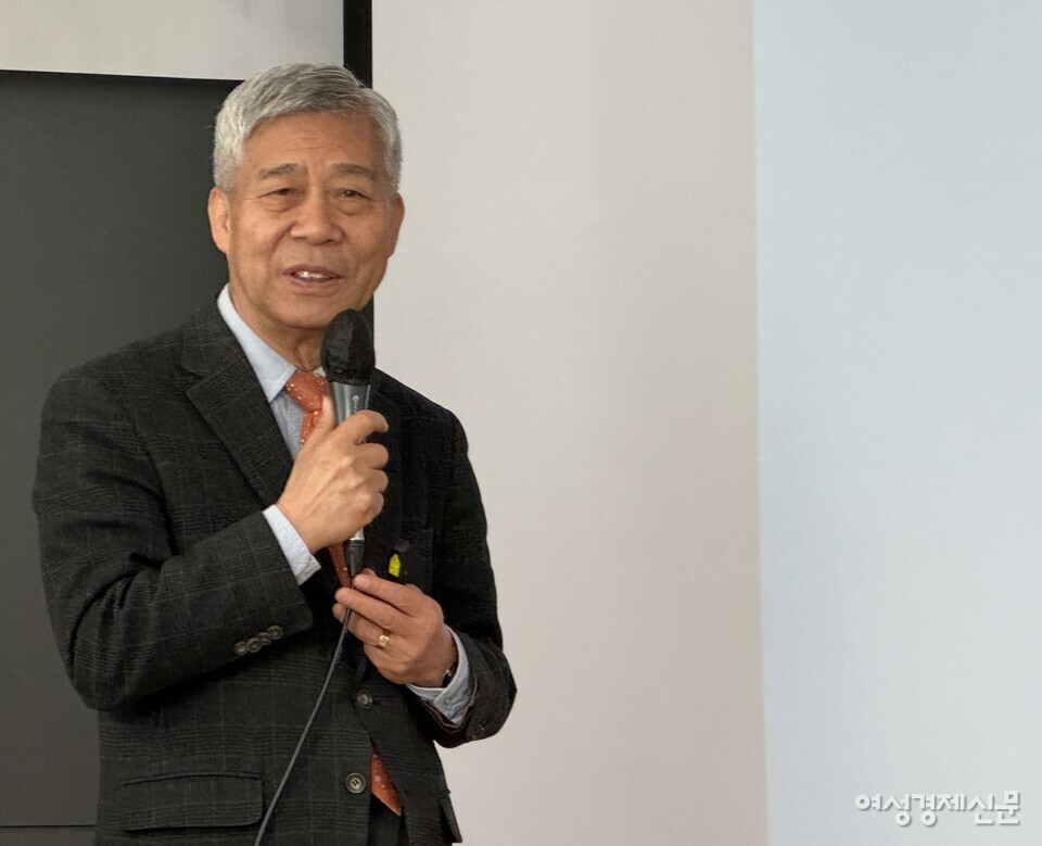 20일 강창희 행복100세자산관리연구회 대표가 이날 서울시 종로구 서울글로벌센터 국제회의장에서 진행된 여성경제신문 금융포럼에서 발제하고 있다. /김현우 기자