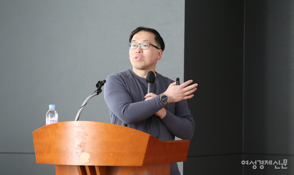 20일 제8회 여성경제신문 금융포럼에서 안동후 이사가 미국 주식 투자에 대해 강연하고 있다. /장세곤 기자