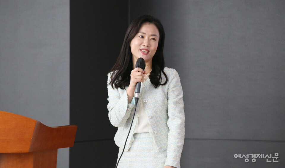 20일 제8회 여성경제신문 금융포럼에서 반상미 팀장이 절세 포트폴리오에 대해 강연하고 있다. /장세곤 기자