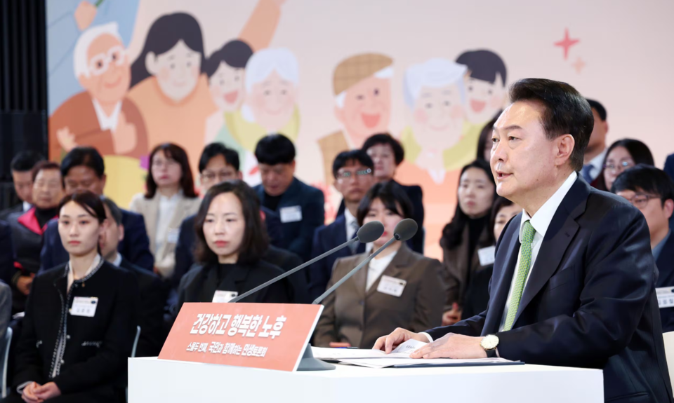 윤석열 대통령이 21일 오전 강원도 원주시 건강보험심사평가원에서 '건강하고 행복한 노후'를 주제로 스물두 번째 열린 '국민과 함께하는 민생토론회'에서 발언하고 있다. /연합뉴스