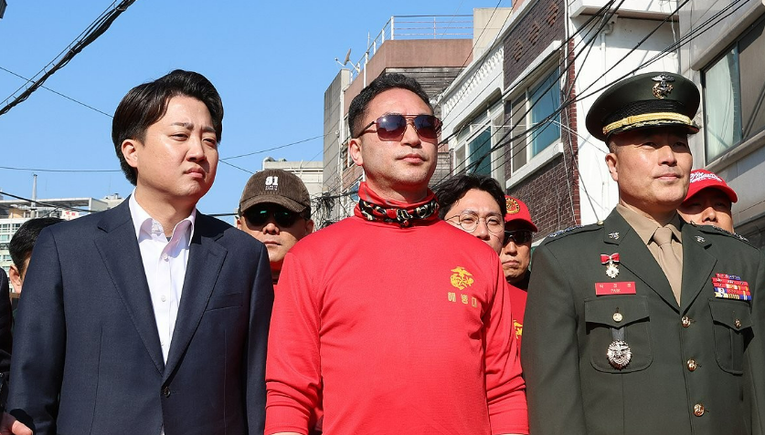 박정훈 전 수사단장(대령)이 21일 오전 3차 공판이 열리는 서울 용산구 중앙지역군사법원 앞에서 개혁신당 이준석 대표, 해병대 예비역들과 함께 기자회견을 하고 있다. /연합뉴스