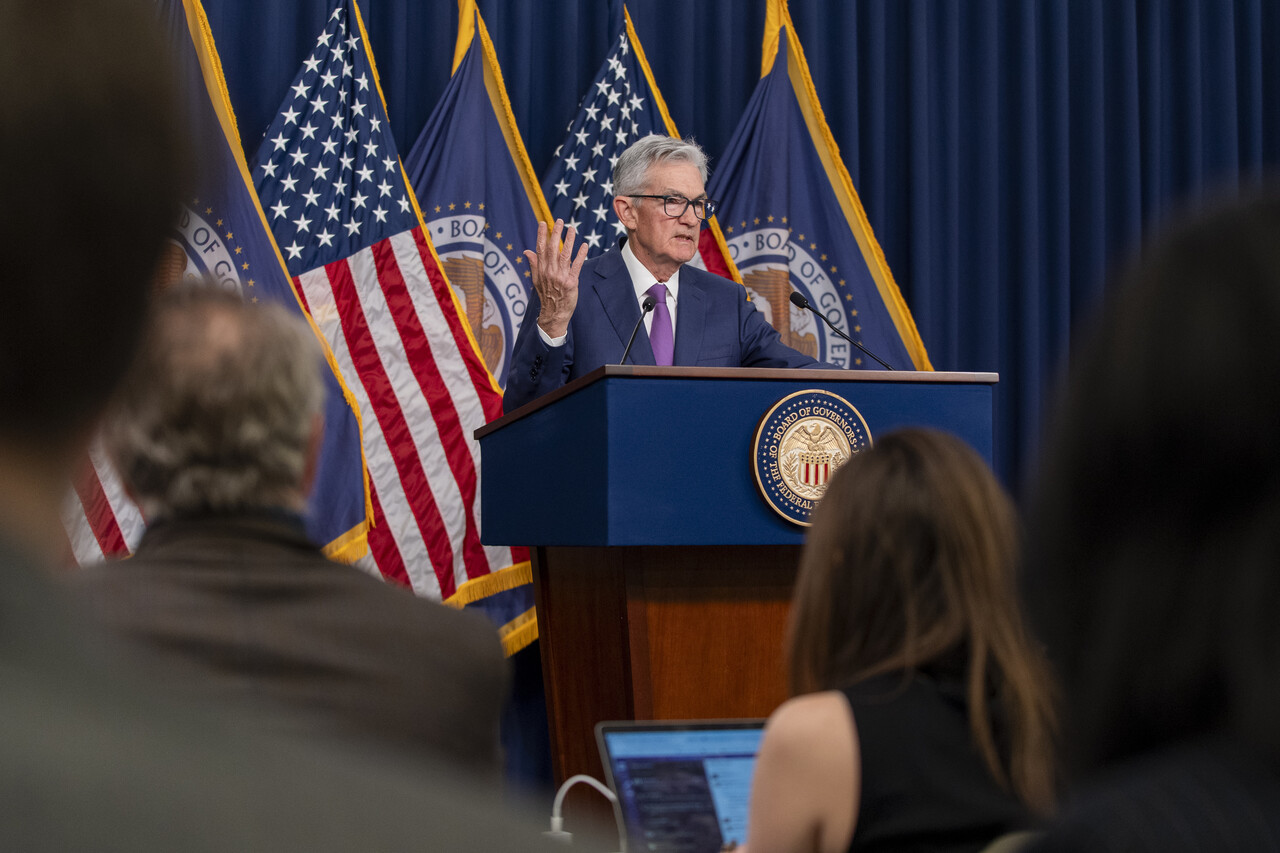 연준은 금리 인하 적정 시기를 셈하고 있다. 사진은 FOMC 정례회의 직후 기자회견하고 있는 제롬 파월 연준 의장. /AP=연합뉴스