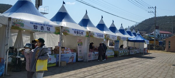 10년 전엔 동네를 한바퀴 돌아 나오면 끝이었는데 지금은 볼거리 먹을거리 교통까지 편리해졌다. 없던 푸드코너와 상점들이 눈길을 끈다. 의성 산수유축제 현장 /송미옥