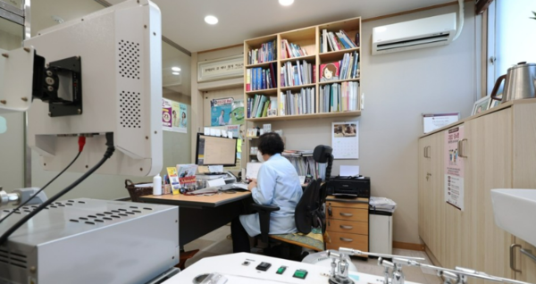 한 병원에서 의료진이 환자를 기록을 살피고 있다. /연합뉴스