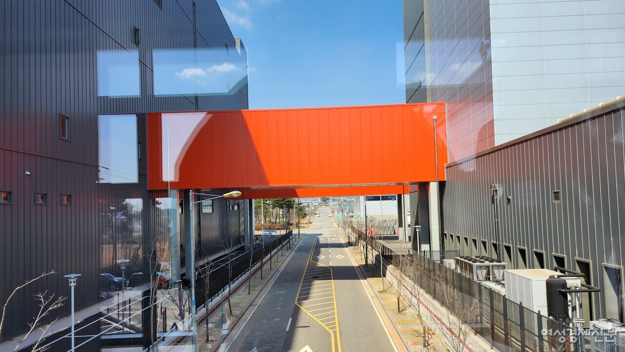 전라북도 익산시 함열읍에 위치한 '퍼스트키친' 내 K1과 K3, 온라인 물류센터를 연결하는 브릿지 모습. 생산된 제품이 브릿지를 통해 물류센터로 바로 이동된다. /류빈 기자