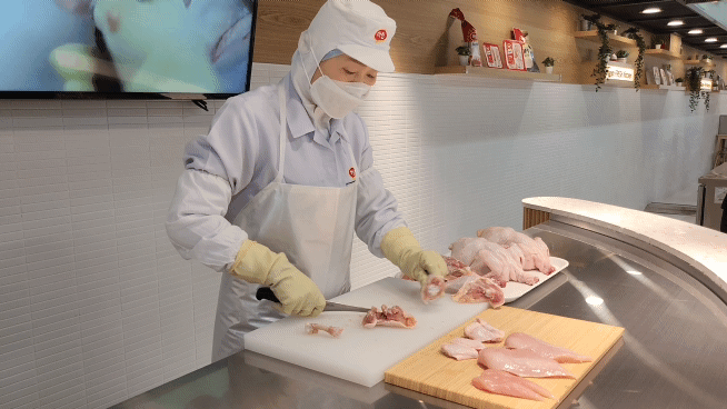 지난 21일 전라북도 익산시 망성면 '하림 닭고기 종합처리센터'에서 발골쇼가 진행되고 있다. /류빈 기자