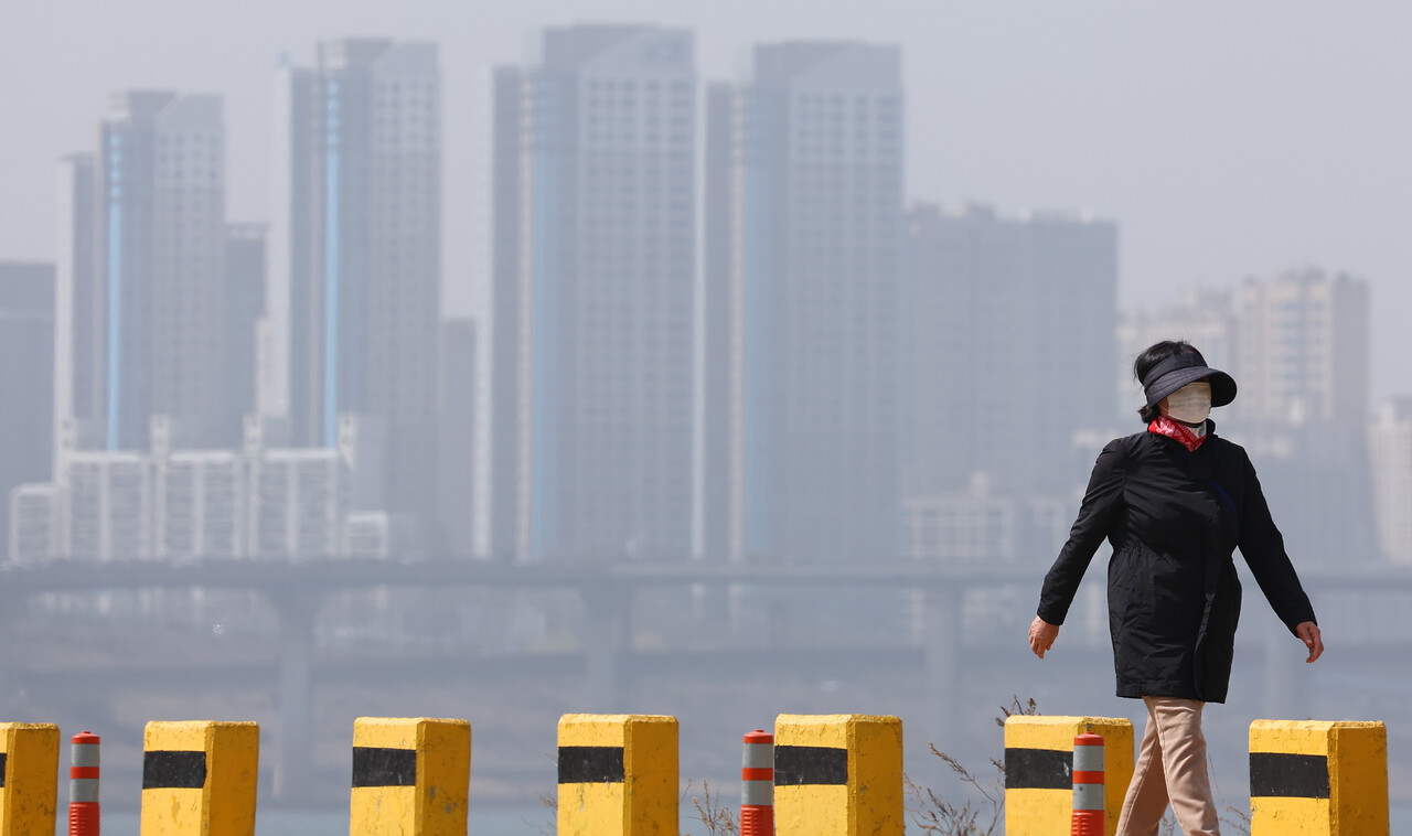 봄철 황사 및 초미세먼지 극성에 공기청정기 제품에 대한 소비자 관심이 쏠린다. 이때 중요한 것은 정기적인 필터 교체와 규칙적인 환기 등 미세먼지 노출의 최소화다. /연합뉴스