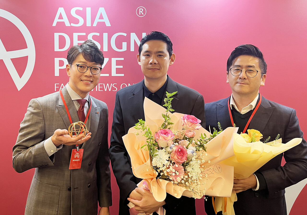 웰컴저축은행은 아시아 디자인 프라이즈 2024에서 웰뱅워킹 브랜드 아이덴티티의 디자인 우수성을 인정받아 그랜드 프라이즈를 수상했다. 사진 왼쪽부터 웰컴저축은행 CEM본부 윤현식 본부장, 디자인팀 최기원 팀장, 서동현 과장 /웰컴저축은행