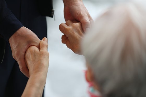 본질적으로 장기요양기관의 시설장은 시설 내에서 시설 및 인력관리, 장기요양급여 수급자 관리, 직원에 대한 교육, 장기요양급여비용 관리 등의 업무를 수행해야 하는 자리로 대외의 영업 및 홍보 등은 그 고유의 업무로 인정되기 어렵지만, 대외업무라 하더라도 기관의 운영에 얼마나 밀접한지 여부에 따라 정상적인 근무로 인정될 여지가 있다. /연합뉴스