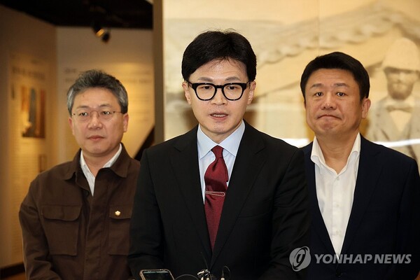 국민의힘 한동훈 비상대책위원장이 24일 오후 서울 서대문구 신촌세브란스병원에서 열린 전국의대교수협의회 회장단 간담회에 참석 후 취재진의 질문에 답하고 있다. /연합뉴스