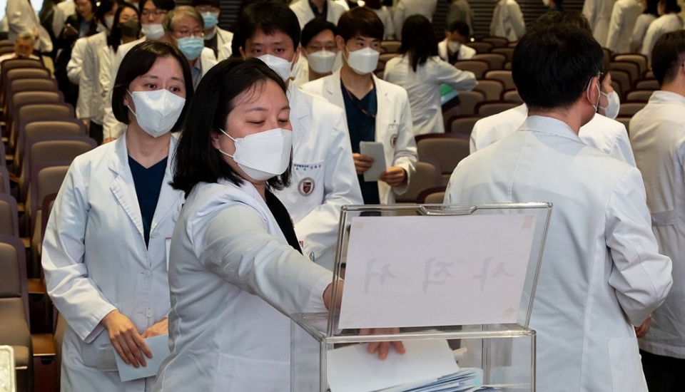 25일 오전 서울 고려대학교 안암병원에서 열린 ‘고려대학교 의료원 교수 총회’에서 교수들이 사직서를 제출하고 있다. /연합뉴스