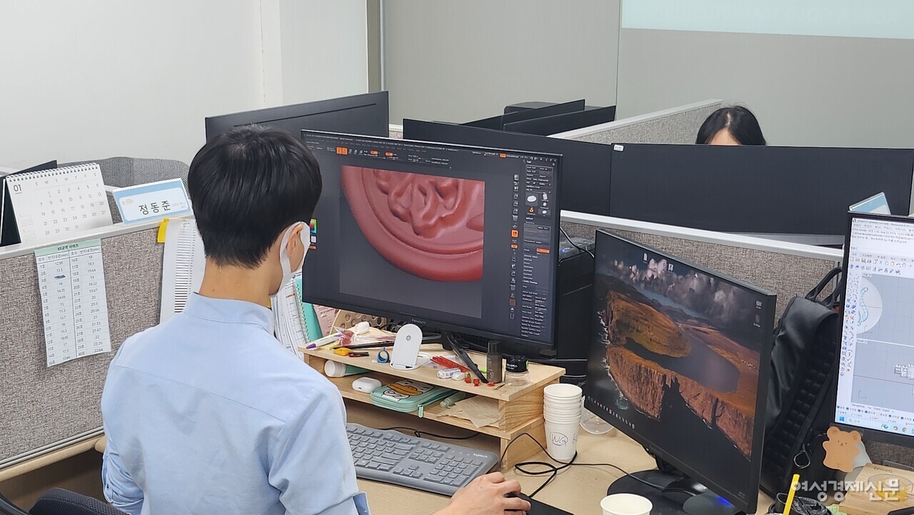 지난 22일 서울 종로구 한국금시장그룹 사무실에서 직원이 금 펜던트 디자인을 하고 있다. /류빈 기자