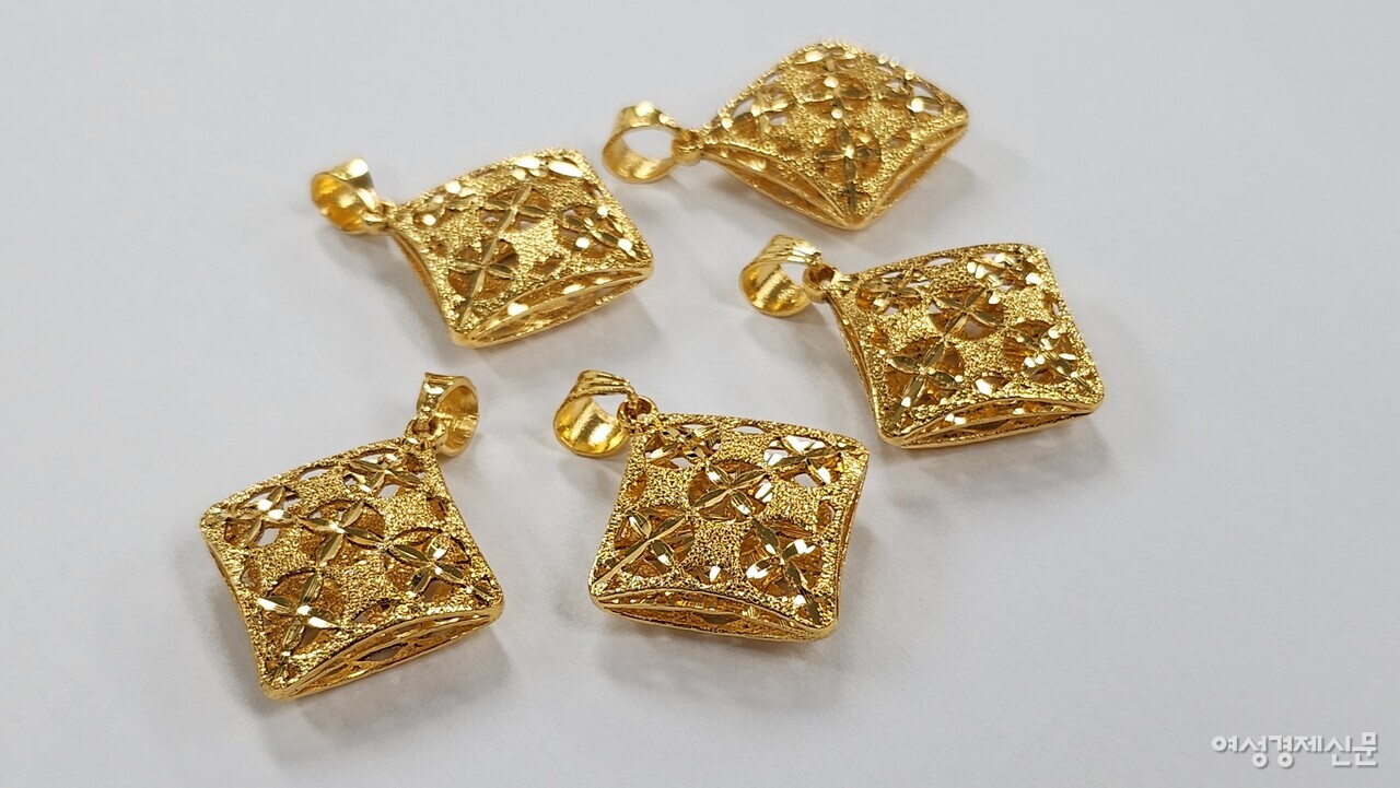 한국금시장그룹이 레이저 세공 기기를 사용해 생산한 금 펜던트 /류빈 기자