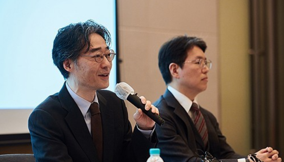 임종윤(왼쪽), 임종훈 한미약품 사장이 지난 21일 서울 영등포구 FKI타워에서 기자간담회를 하고 있다. /연합뉴스