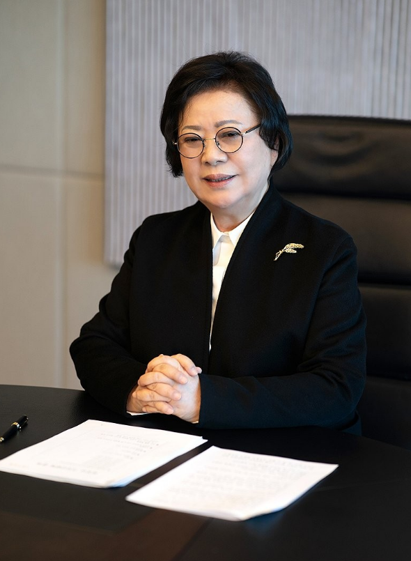 송영숙 한미그룹 회장이 지난 8일 서울 송파구 한미약품 본사에서 인터뷰하고 있다. /연합뉴스