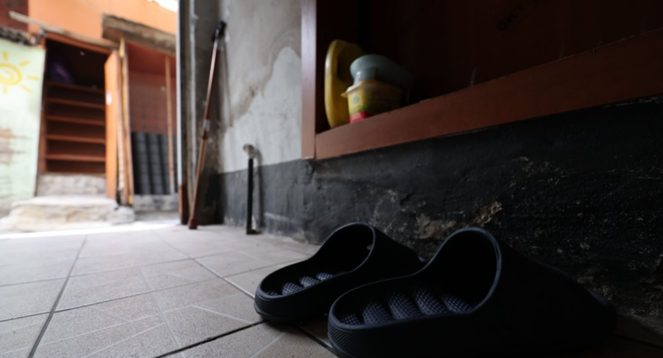 서울 쪽방촌에 놓인 신발 한 켤레 /연합뉴스
