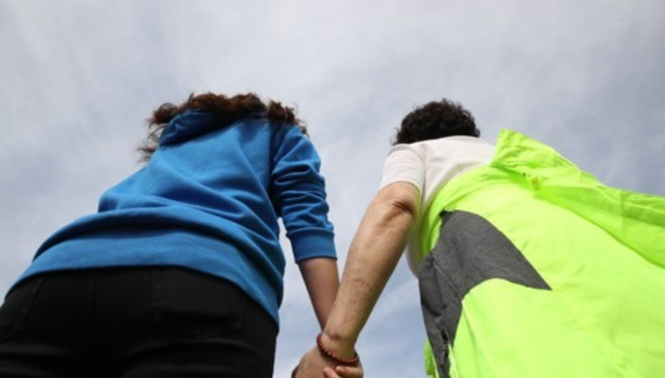 시각장애인과 비장애인이 손을 잡고 이어달리기를 하는 모습 /연합뉴스