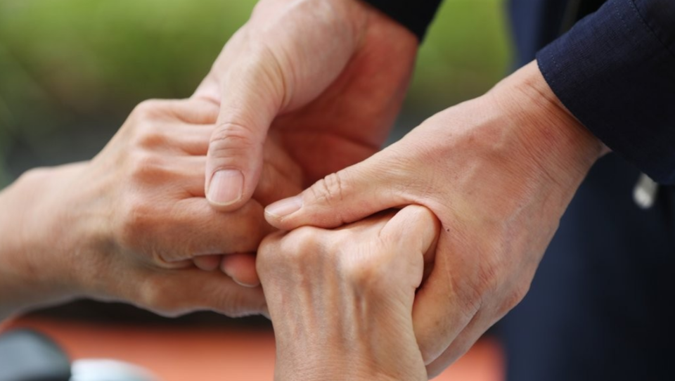 정신적 장애를 가진 장애인을 대상으로 이성과의 만남의 장에서 나아가 사회적 관계 형성을 위한 자리부터 마련되어야 한다는 목소리가 나온다. /연합뉴스