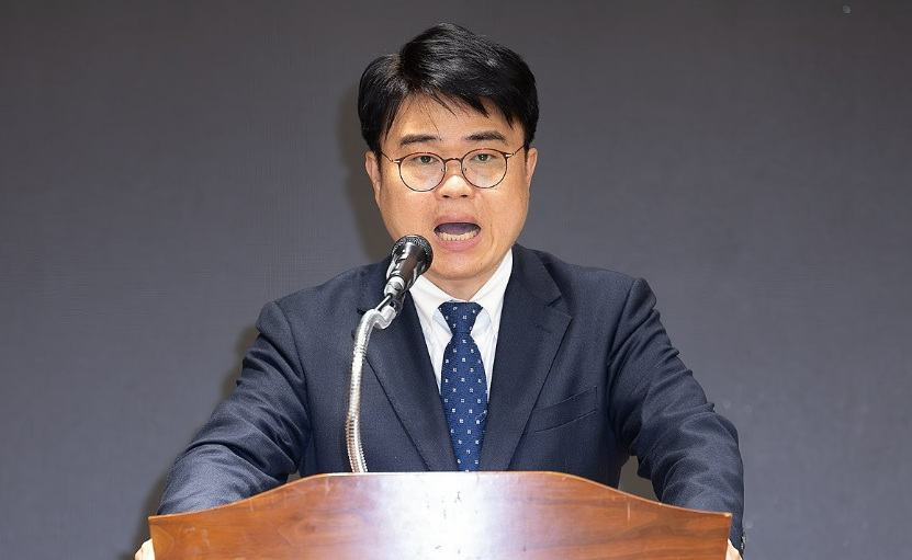 42대 대한의사협회장에 당선된 임현택 소아과의사회장이 26일 오후 서울 용산구 대한의사협회에서 열린 결선 투표에서 소감을 밝히고 있다. /연합뉴스