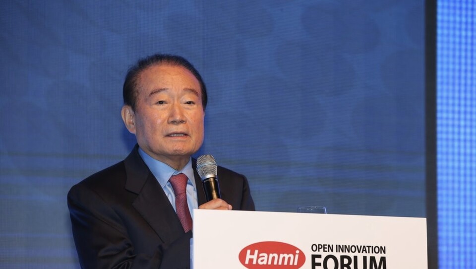 임성기 회장이 2016년 1월 21일 서울신라호텔에서 열린 '제1회 한미 오픈이노베이션 포럼'에서 발제하고 있다. /연합뉴스