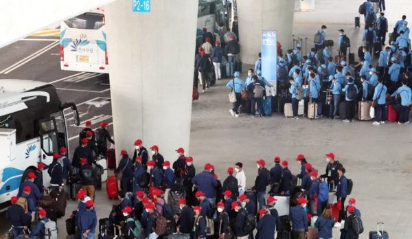 본국에서 근로 계약을 체결한 뒤 E-9 비자를 취득한 외국인 근로자들은 인천공항을 통해 입국한다. /연합뉴스