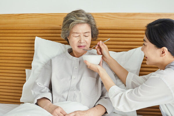  60대 이상의 은퇴 연령에서, 마음만 먹으면 일자리를 찾을 수 있는 직업 중 하나가 요양보호사이다. 이로 인해 많은 사람이 요양보호사 자격증을 취득하고 있으며, 현재 요양보호사의 수는 200만명을 넘어섰다. /게티이미지뱅크