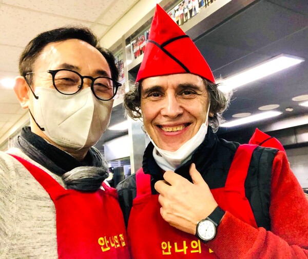 급식 봉사를 마치고 김하종 신부(왼쪽)와 필자 /사진=최익준