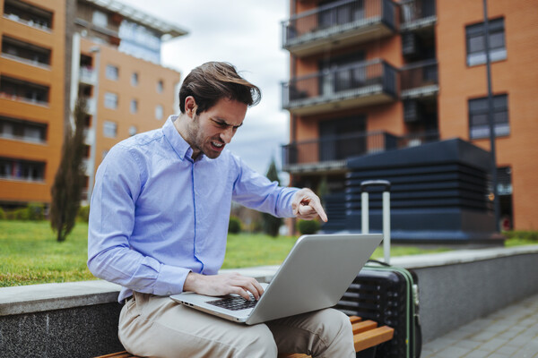 대표는 직원들에게 숙제처럼 일을 지시했고, 숙제가 끝나기 전 반드시 다른 숙제를 냈다. 해외 출장 중에도 숙제 검사하듯 지시한 사항의 중간 단계를 점검하고 추가로 할 일을 얹었다. /게티이미지뱅크
