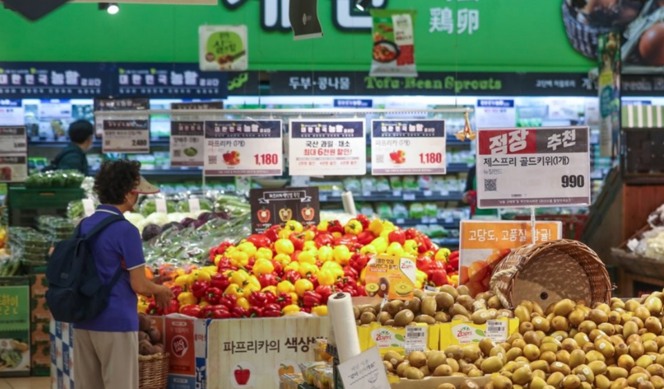 서울 시내 한 대형마트 신선식품 판매대에서 시민들이 장을 보고 있다. /연합뉴스