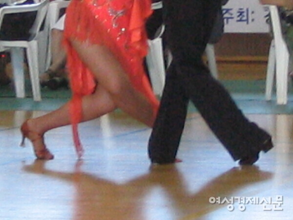 댄스대회에서 파트너의 존재는 최우선 조건이다. 최대한 배려해도 지나치지 않다. /사진=강신영