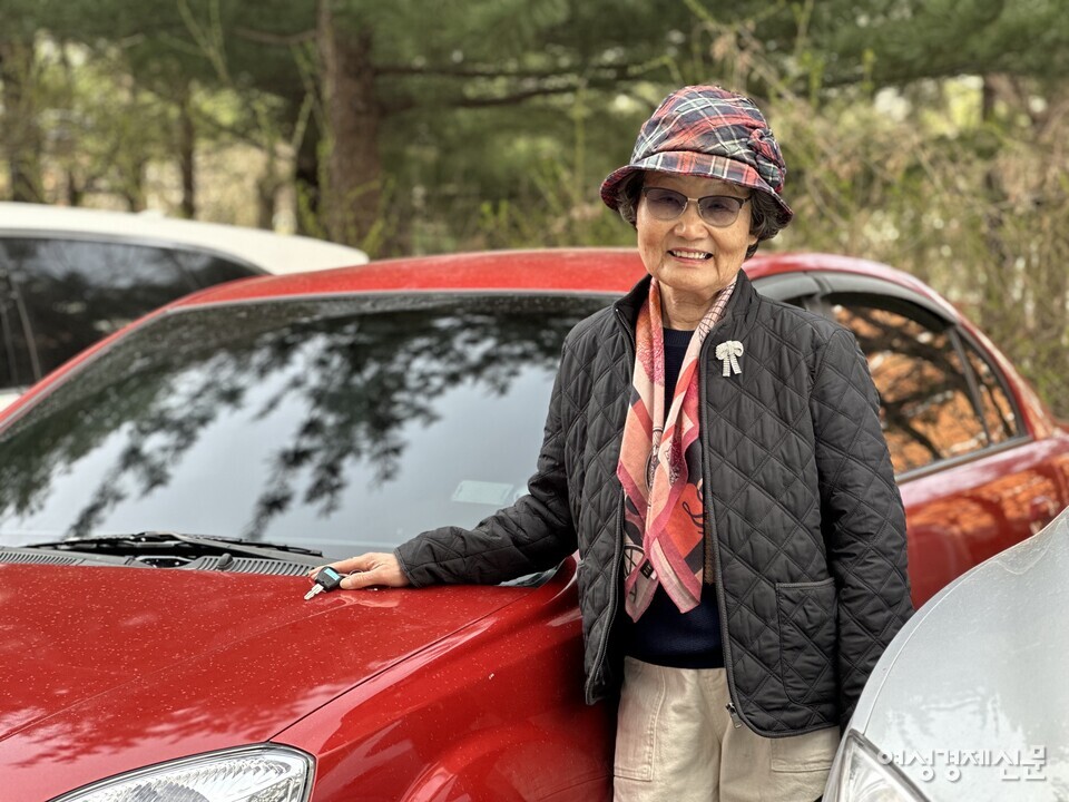 빨간색 프라이드 앞에서 색안경을 끼고 여유 넘치는 미소를 지으며 붉은 스카프를 휘날리는 그녀는 1942년생 올해 만 81세 고령 운전자 한열희 씨다. /김정수 기자