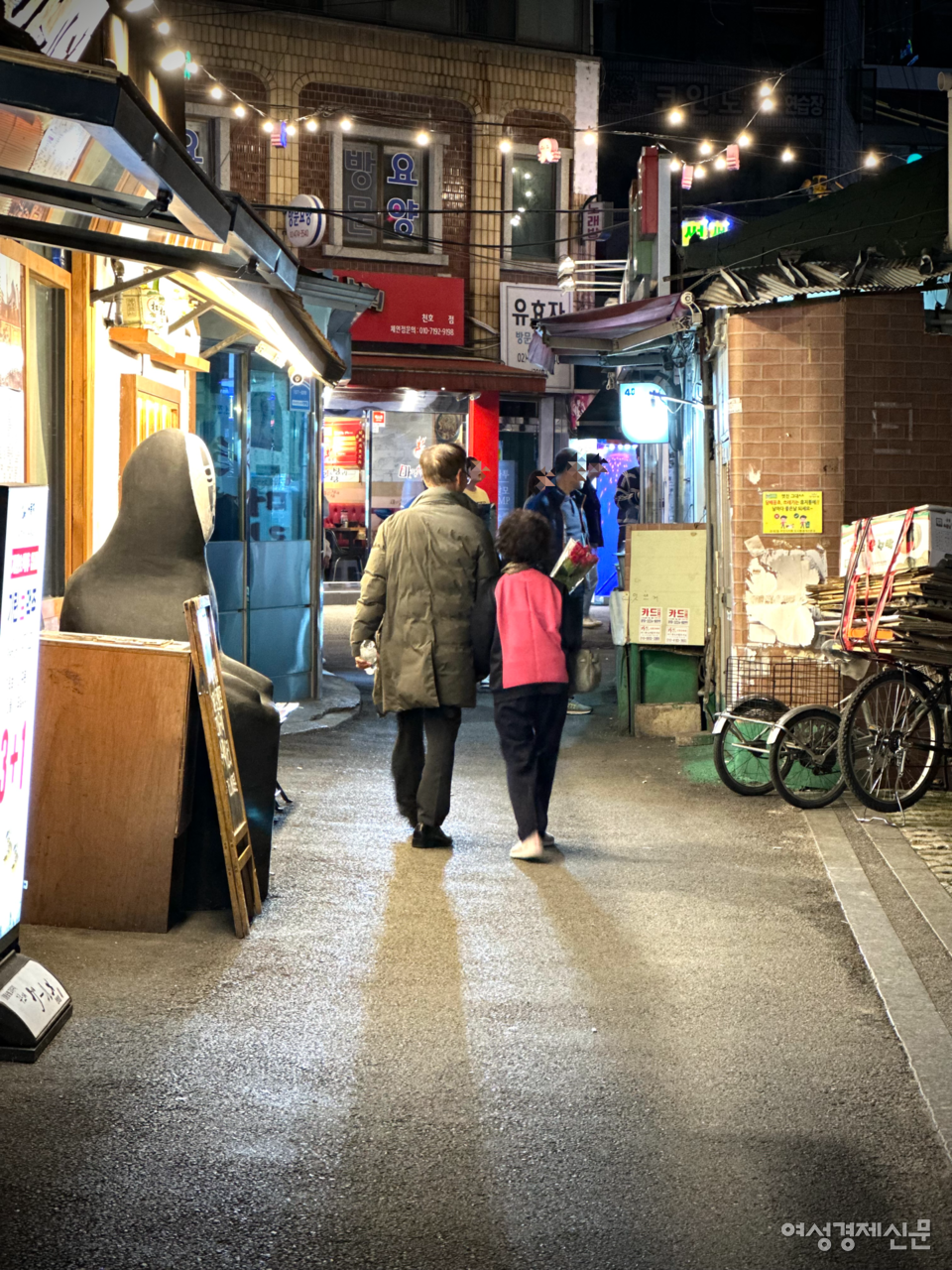 한 노부부가 서울시 강동구 천호동에 위치한 '먹자골목'을 걷고 있다. /김현우 기자