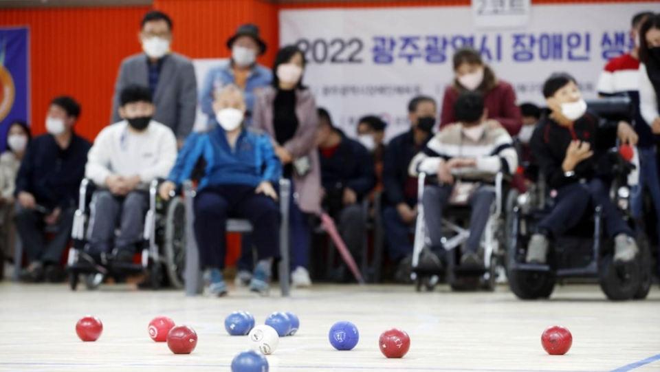 지난 2022년 11월 광주 북구 반다비체육센터 다목적체육관에서 열린 제11회 장애인생활체육대회에서 참가 선수들이 보치아 경기를 하고 있다. /연합뉴스