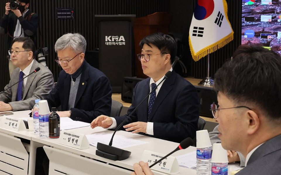 임현택 대한의사협회장이 31일 서울 용산구 의사협회에서 열린 비대위 회의에 참석하고 있다. /연합뉴스