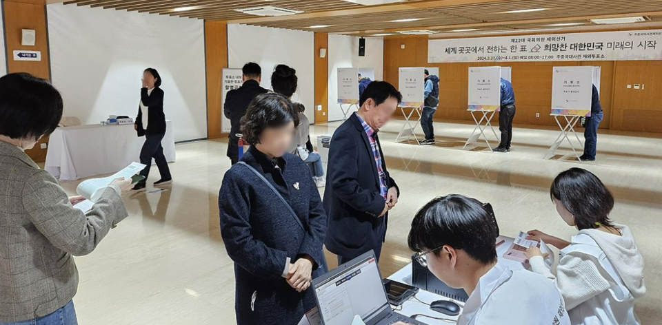 제22대 국회의원선거 재외국민 투표가 시작된 27일 중국 베이징 주중국대사관에서 버스를 타고 온 톈진 교민 등이 신분 확인을 받고 있다. /연합뉴스