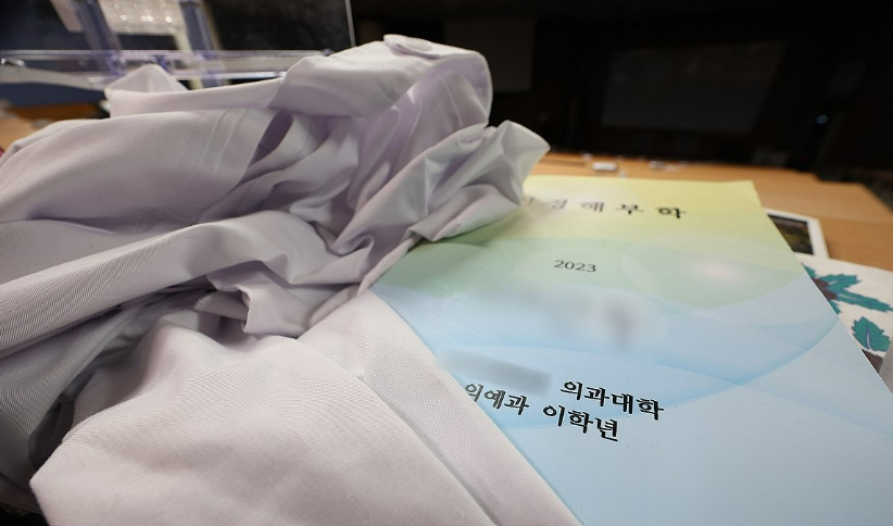 교육부에 따르면 3월 31일 기준 학칙에 따른 형식적인 신청 요건을 지킨 의대생의 휴학 신청은 누적 1만242명으로 전체 의대 재학생 대비 54.5% 규모다. /연합뉴스