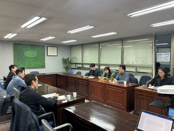 여성경제신문 2기 옴부즈맨 첫 회의 참석자들. (왼쪽줄 안쪽부터)정경민 여성경제신문 대표, 최익준 옴부즈맨, 백영건 사내 옴부즈맨, (오른쪽줄 안쪽부터)김현우 기자, 김정수 기자, 이한세 옴부즈맨, 박재희 옴부즈맨 /여성경제신문DB