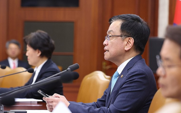 총선을 앞둔 상황에서 여야는 퍼주기 공약을 남발하고 있다. 이에 재정 당국의 부담도 커질 전망이다. /연합뉴스