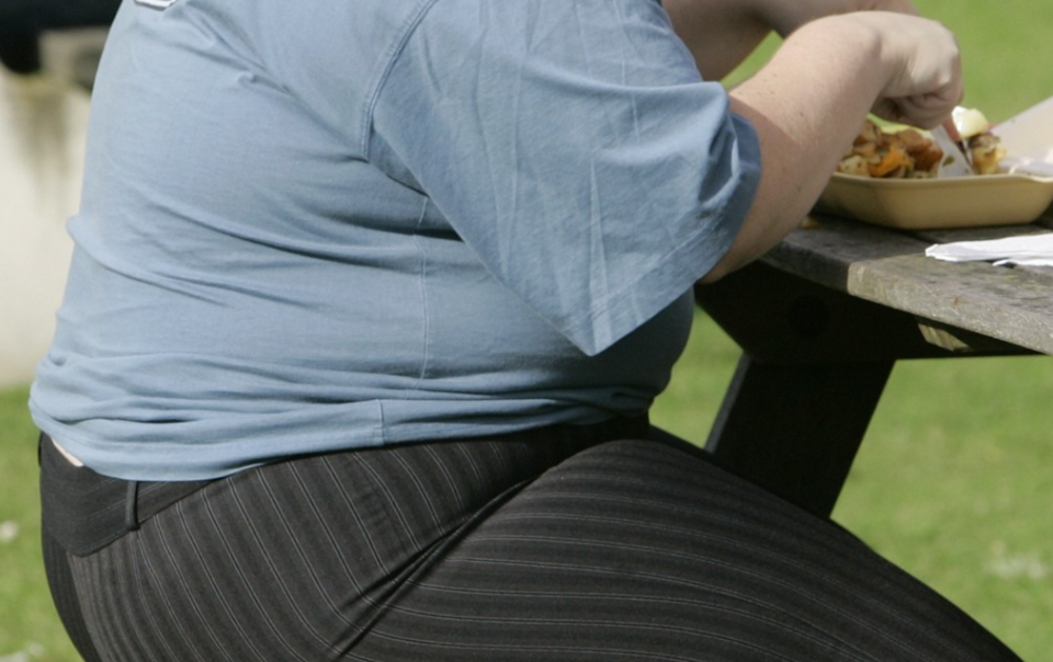 전 세계 비만 인구가 약 10억 명에 달하는 상황에서 국내외 제약사는 비만 치료제 시장을 선점하기 위해 열을 올리고 있다. 사진은 한 여성이 음식을 먹고 있는 모습. /AP=연합뉴스