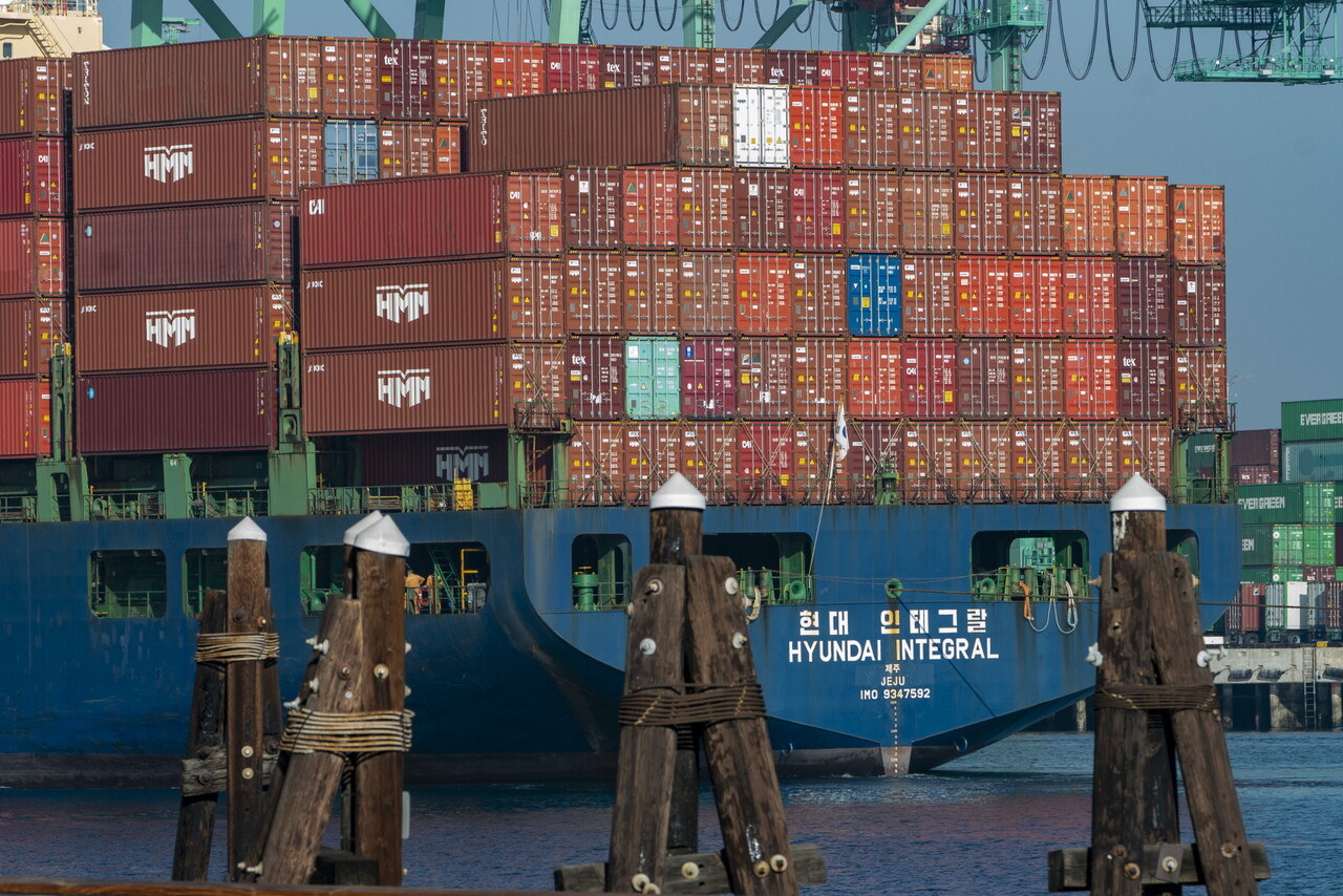 홍콩 ELS 자율배상 배임 논쟁은 해양수산부와 공정거래위원회가 지난 3년간 HMM(옛 현대상선) 등 23개 해운사의 운임 담합 징계 여부를 놓고 빚은 갈등과 비슷하다. /연합뉴스