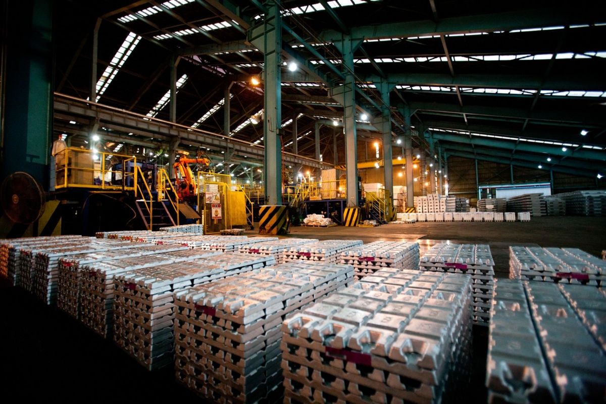 고려아연 온산 제련소에서 생산된 아연괴가 창고에 보관돼 있다. /고려아연